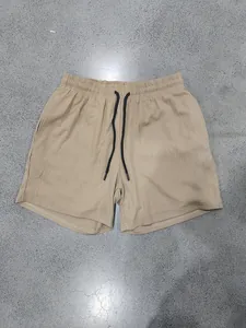 Primer plano de pantalones cortos caqui para hombre con cordón y tejido de secado rápido.