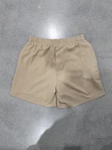 Vista posterior de pantalones cortos deportivos caqui para hombre con cintura elástica texturizada
