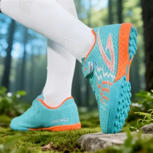 Scarpe calcio TF blu per bambini con cinturino in velcro in ambiente boschivo