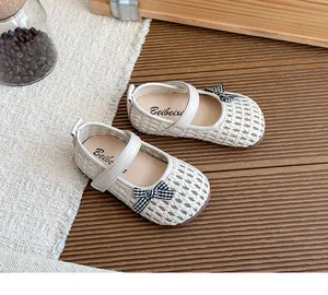 Detailansicht cremefarbene geflochtene Mädchen-Ballerinas mit Schleife