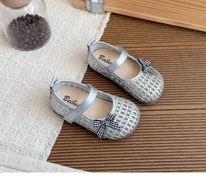 Detailansicht silber gewebte hohle Mädchen Prinzessin Schuhe mit einer karierten Schleife