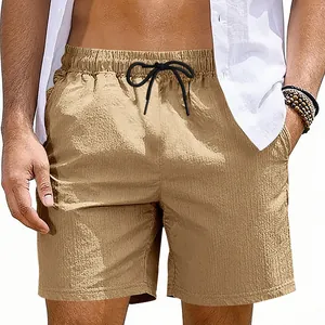 Detalle de la textura y el cordón negro de los pantalones cortos deportivos caqui de hombre