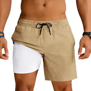 Vista detallada de los pantalones cortos deportivos 2 en 1 de secado rápido para hombre