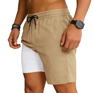 Primer plano de pantalones cortos de running 2 en 1 caqui para hombre con capa blanca
