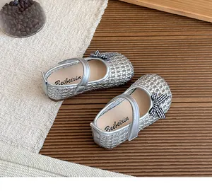 Draufsicht auf silberne geflochtene Mary Jane Schuhe für Mädchen mit süßer Schleife