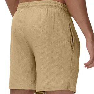 Vista trasera detallada de pantalones cortos deportivos beige con textura gofrada