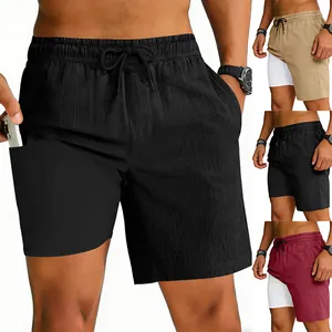 Detalle de los pantalones cortos deportivos 2 en 1 para hombre con bolsillo interior.