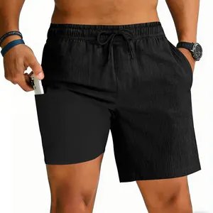 Detalle del pantalón corto deportivo 2 en 1 para hombre con bolsillo interior para el móvil