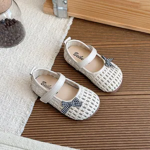 Eleganti scarpe Mary Jane intrecciate per bambini con fiocco a quadretti e suola morbida