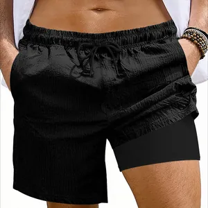 Vista detallada de pantalones cortos de gimnasia de doble capa para hombre con cordón