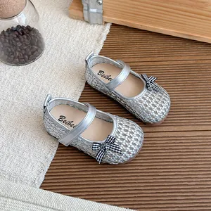 Scarpe Mary Jane intrecciate argento per bambini con un elegante fiocco a scacchi
