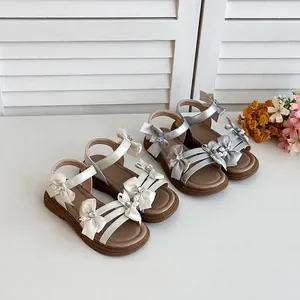Silberne und weiße Prinzessinnen-Sandalen für Mädchen mit eleganten Schleifen-Details