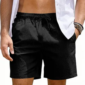 Vista detallada de los pantalones cortos deportivos negros de secado rápido con cordón