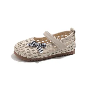 Scarpe Mary Jane per bambini beige intrecciate con fiocco a scacchi bianco e nero