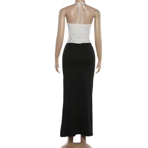 Dettaglio posteriore elegante dell'abito lungo bicolore con top bianco e gonna nera lunga