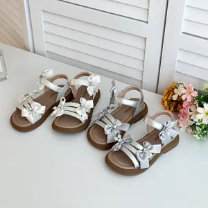 Silberne Prinzessinnen-Sandalen für Mädchen mit Schleifen und Perlen