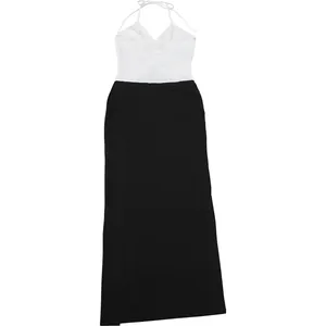 Elegante abito lungo bicolore bianco e nero con profondo scollo a V e halter neck.
