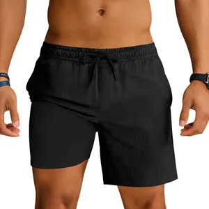 Detalle de los pantalones cortos deportivos 2 en 1 negros de secado rápido para hombre