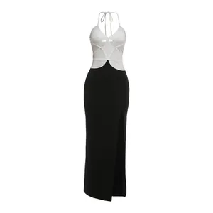 Elegante abito longuette bodycon bicolore con scollo all'americana e spacco alto
