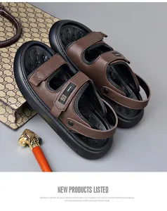 Dettaglio delle scarpe da uomo marroni in finta pelle con suola in schiuma.