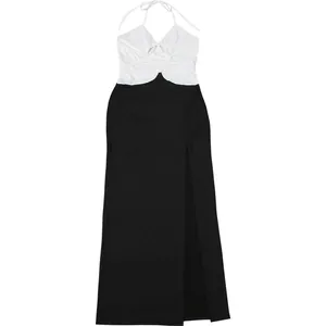 Dettaglio dell'abito lungo halter bicolore sexy con scollo a V e spacco laterale alto