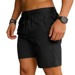 Primer plano de pantalones cortos deportivos 2 en 1 negros para hombre con cordón y textura.