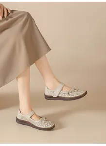 Zapatos planos de cuero beige cómodos con calados florales y cierre de velcro mujer