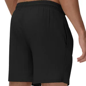 Primer plano de la tela texturizada y cintura elástica de pantalones cortos deportivos negros