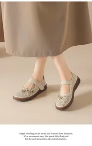 Detalle de zapatos Mary Jane de piel beige con flores troqueladas con láser y suela blanda