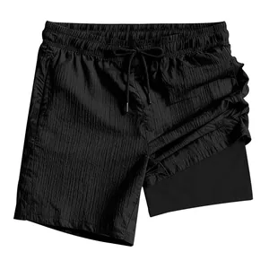 Vista detallada de pantalones cortos deportivos 2 en 1 negros con capa interior y textura