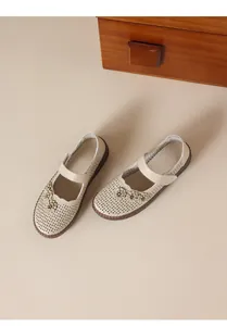 Zapatos Mary Jane de cuero beige con diseño floral calado y práctico cierre de velcro