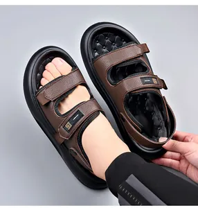 Dettaglio ravvicinato di sandali in pelle marrone da uomo con velcro e spessa suola in schiuma