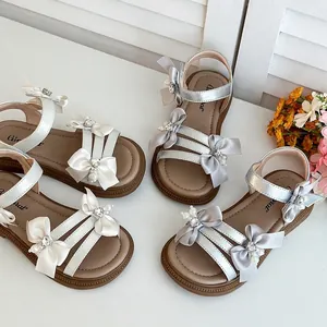 Elegante silberne und weiße Mädchen-Prinzessin-Sandalen mit Schleifen und Perlen für den Sommer