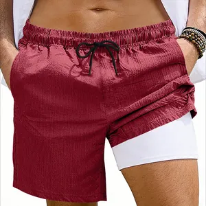 Primer plano de pantalones cortos deportivos 2 en 1 granates para hombre con textura