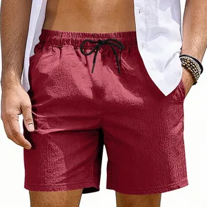Primer plano detallado de pantalones cortos deportivos burdeos de secado rápido para hombre