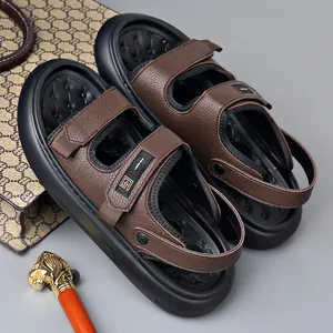 Sandali da spiaggia in pelle marrone da uomo con cinturini in velcro e suola in schiuma
