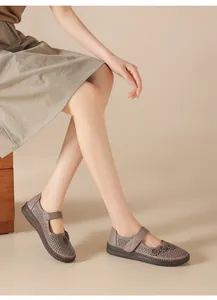 Zapatos de cuero cómodos para mujeres mayores con diseño hueco transpirable y cierre velcro
