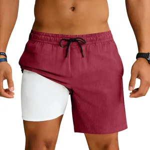 Vista detallada de pantalones cortos deportivos 2 en 1 para hombre con forro blanco y granate