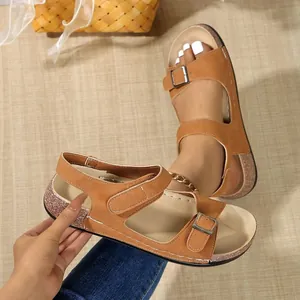 Vista dettagliata di sandali bassi marroni da donna con fibbie e cinturini in velcro