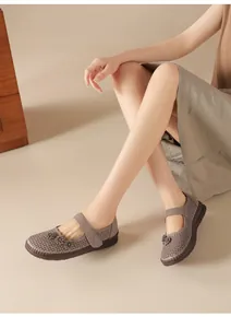 Vista detallada de zapatos planos de cuero transpirable para mujeres mayores en modelo