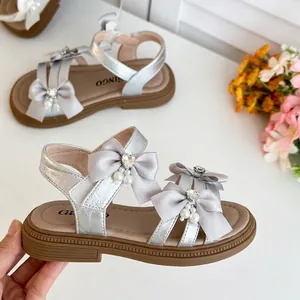 Silberne Prinzessinnen-Sandalen für Mädchen mit eleganten Schleifen und Perlen