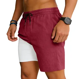 Primer plano de pantalones cortos deportivos 2 en 1 de secado rápido burdeos y blanco