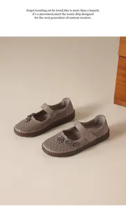 Vista detallada de zapatos planos de cuero transpirables para mujeres mayores.