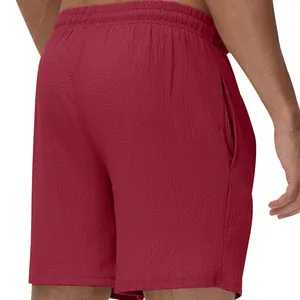 Primer plano de pantalones cortos de gimnasia granates para hombre con tejido texturizado