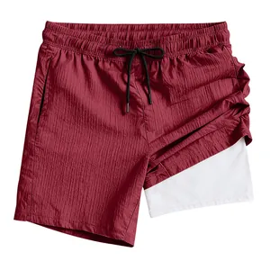 Detalle del pantalón corto deportivo 2 en 1 granate para hombre con forro blanco