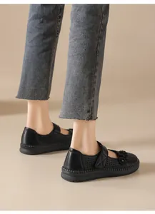 Vista detallada de zapatos cómodos de cuero negro transpirable con cierre de velcro