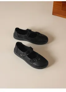 Zapatos planos de cuero negro para mujer con diseño calado transpirable y detalle de flor