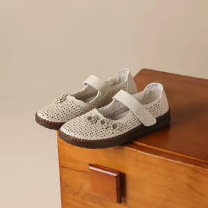 Zapatos de cuero beige para mujer con detalles florales y diseño transpirable cómodo.