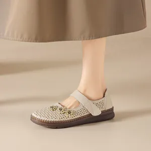 Cómodas manoletinas de cuero beige para mujer con diseño de flores caladas