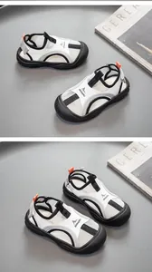 Détail de sandales pour enfants en maille respirante avec bout protecteur fermé